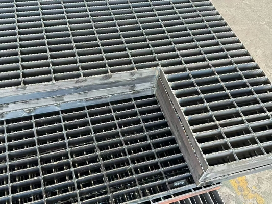 Scala in acciaio prefabbricata galvanizzata per spazi esterni Scale metallica ad alta resistenza con anticorrosione