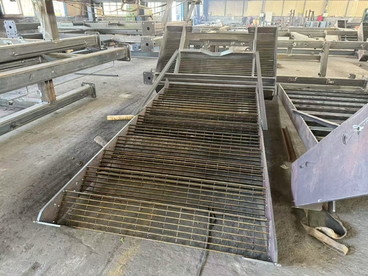 Scale in acciaio rivestita di polvere nera per uso residenziale o commerciale Ponte a prova di ruggine Scala metallica con maniglia