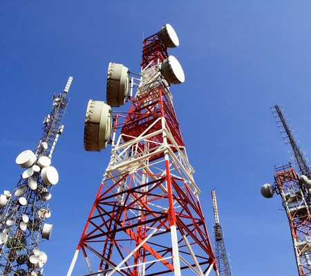 Torre angolare a quattro colonne con dispositivo di protezione contro i fulmini